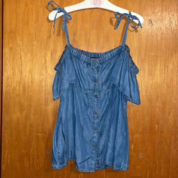 •LUCKY BRAND•CHAMBRAY BUTTON & RUFFLE FRONT OFF-THE-SHOULDER BLOUSE SIZE MEDIUM - Picture 4 of 9